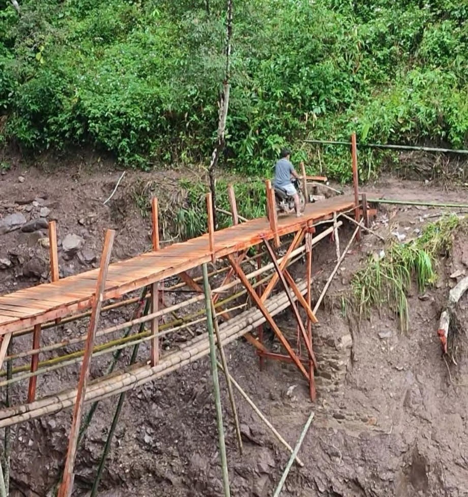 MENDESAK DIPERBAIKI: Kondisi jembatan darurat menuju Ngalau Gadang yang hingga kini hanya dapat dilalui kendaraan roda dua akibat putusnya jembatan utama pascabencana banjir bandang dan tanah longsor.