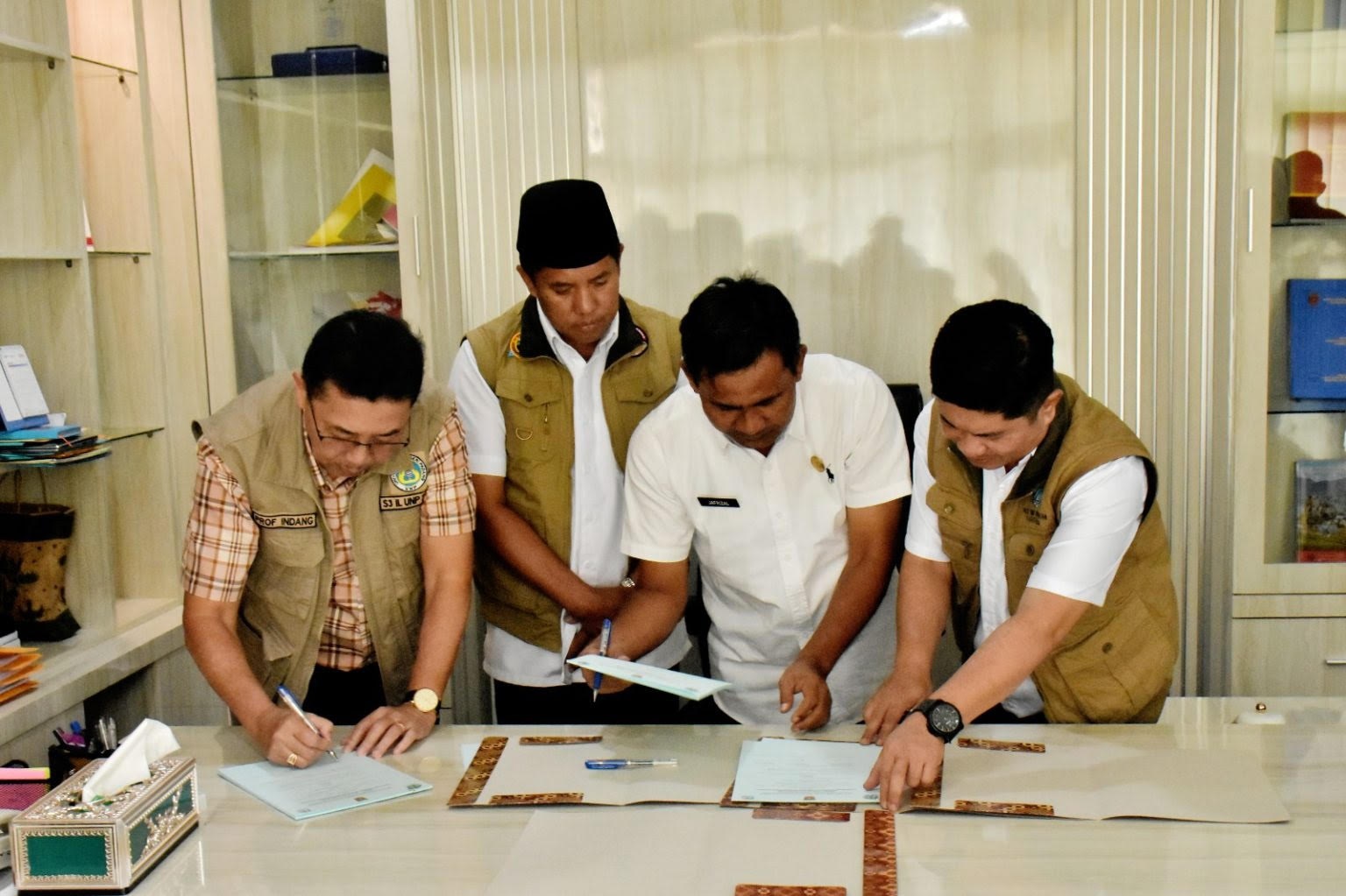 KERJA SAMA: Penandatanganan pengelolaan sampah plastik dan oli bekas limbah Bahan Berbahaya dan Beracun (B3) dalam rangka mendukung pencapaian Sustainable Development Goals (SDGs) di Kabupaten Agam.