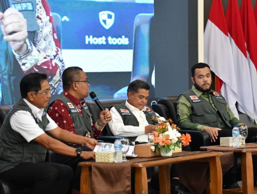Wali Kota Padang Fadly Amran (kanan) hadir di Rakor R3P Sumbar, dan paparkan kerusakan pascabencana dan kebutuhan rehab-rekon Rp5,5 triliun.(Foto: Prokopim)
