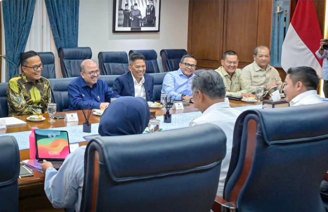 Seskab Teddy Indra Wijaya menerima jajaran kementerian dan BUMN bahas pembangunan huntara di Kantor Sekretariat Kabinet, Rabu (7/1/2026).(Foto: Setkab)