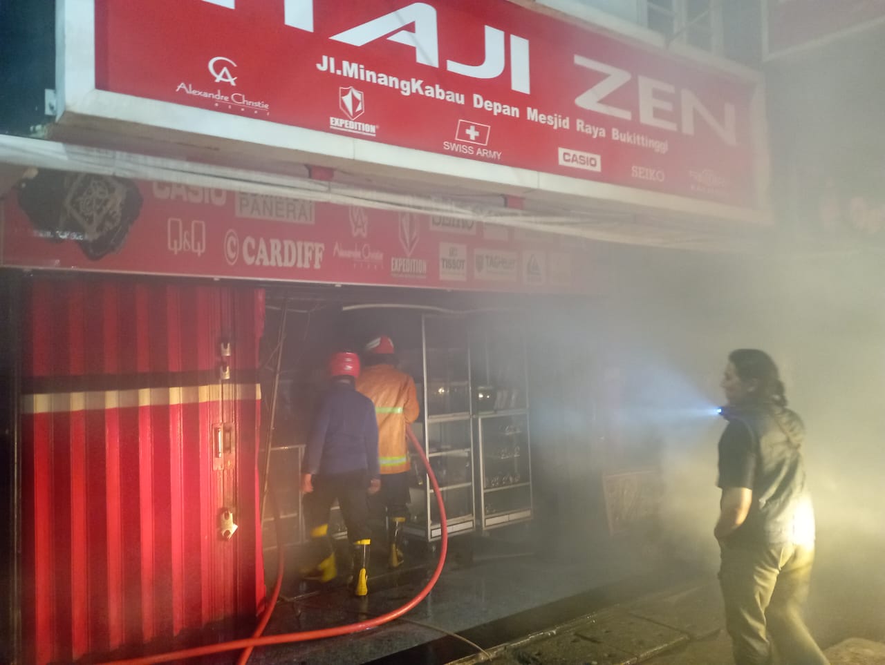Kebakaran melanda Toko Jam H. Zen di Pasar Atas, Kota Bukittinggi, Kamis dini hari (8/1/2026).