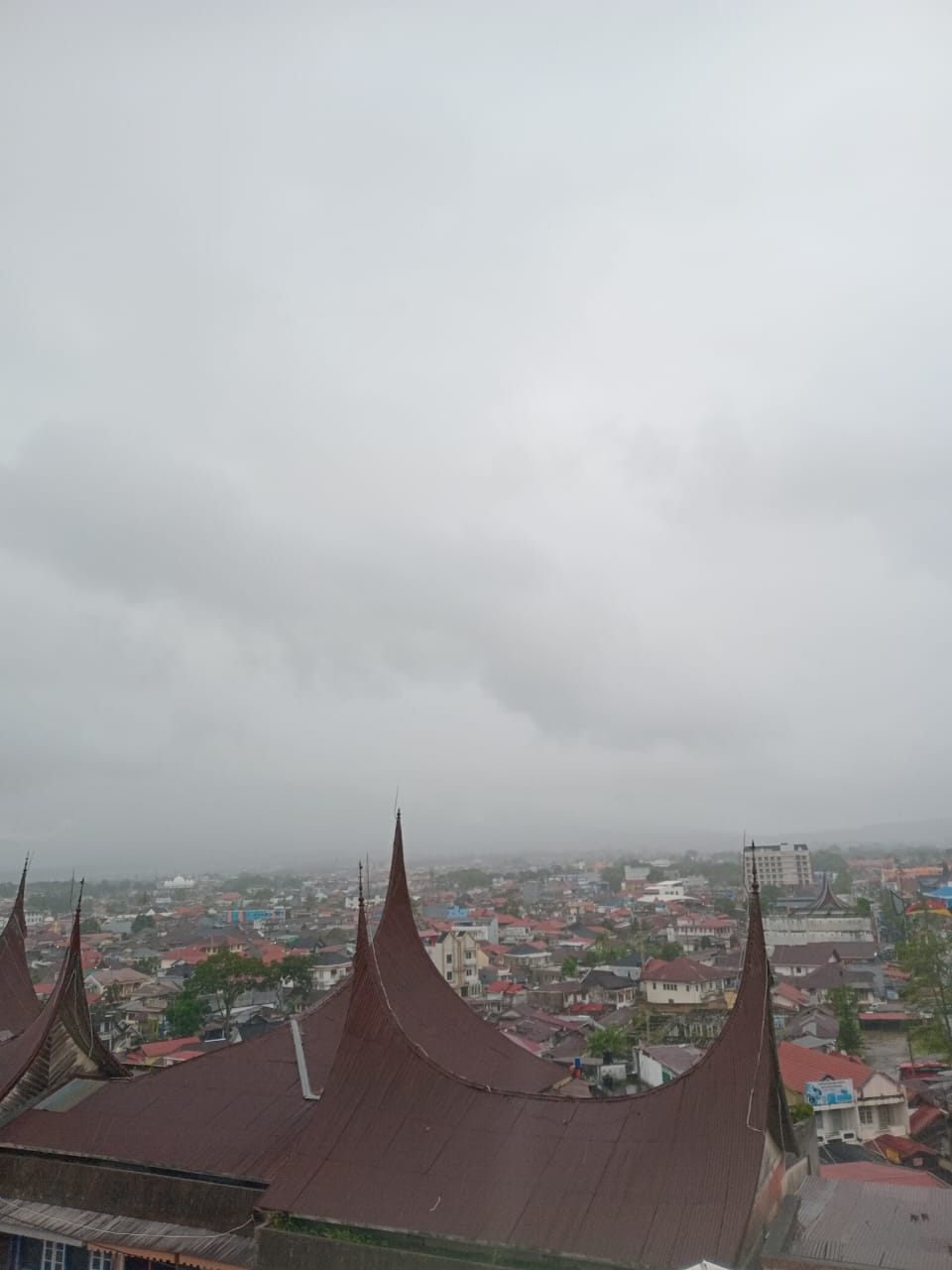 Gunung Marapi tertutup awan dilihat dari Bukittinggi, Kamis (8/1/2026).