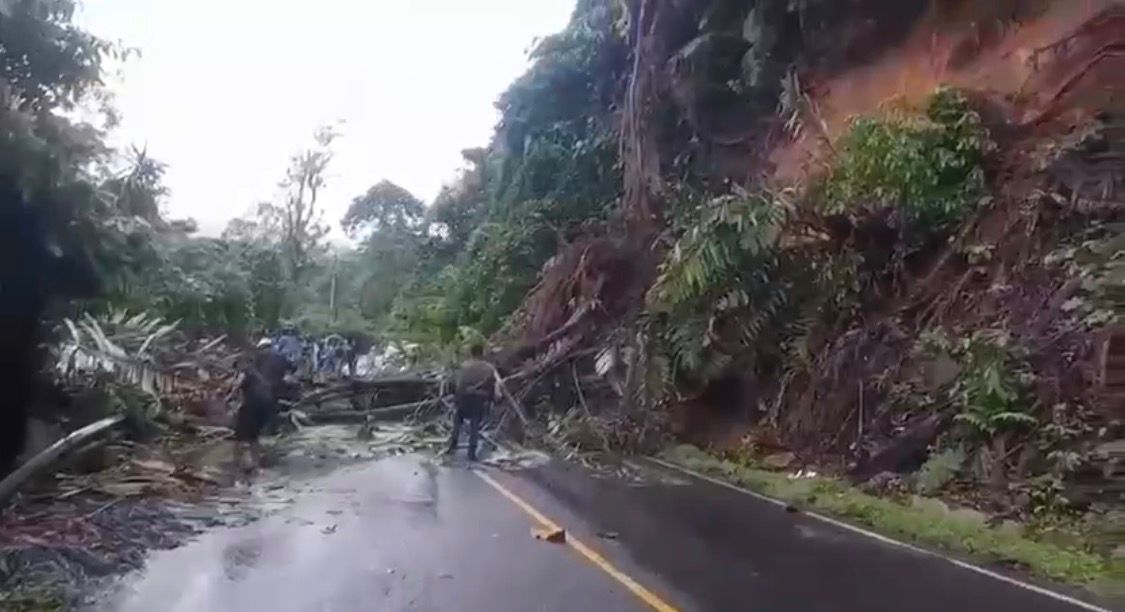 Akses utama jalan penghubung Provinsi Sumatera Barat dan Riau terputus akibat longsor yang terjadi di Kenagarian Koto Alam, Kecamatan Pangkalan, Kabupaten Limapuluh Kota, Kamis (8/1/2026).