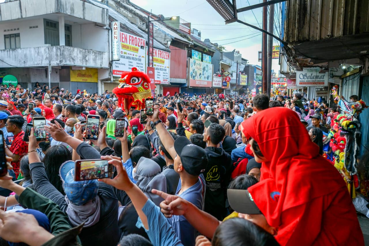 Pemain barongsai saat melakukan atraksi.