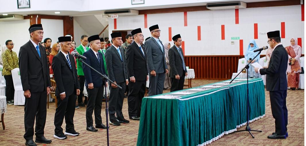 Rektor Unand, Efa Yonnedi melantik sejumlah pejabat strategis di lingkungan Unand, Selasa (6/1) lalu.