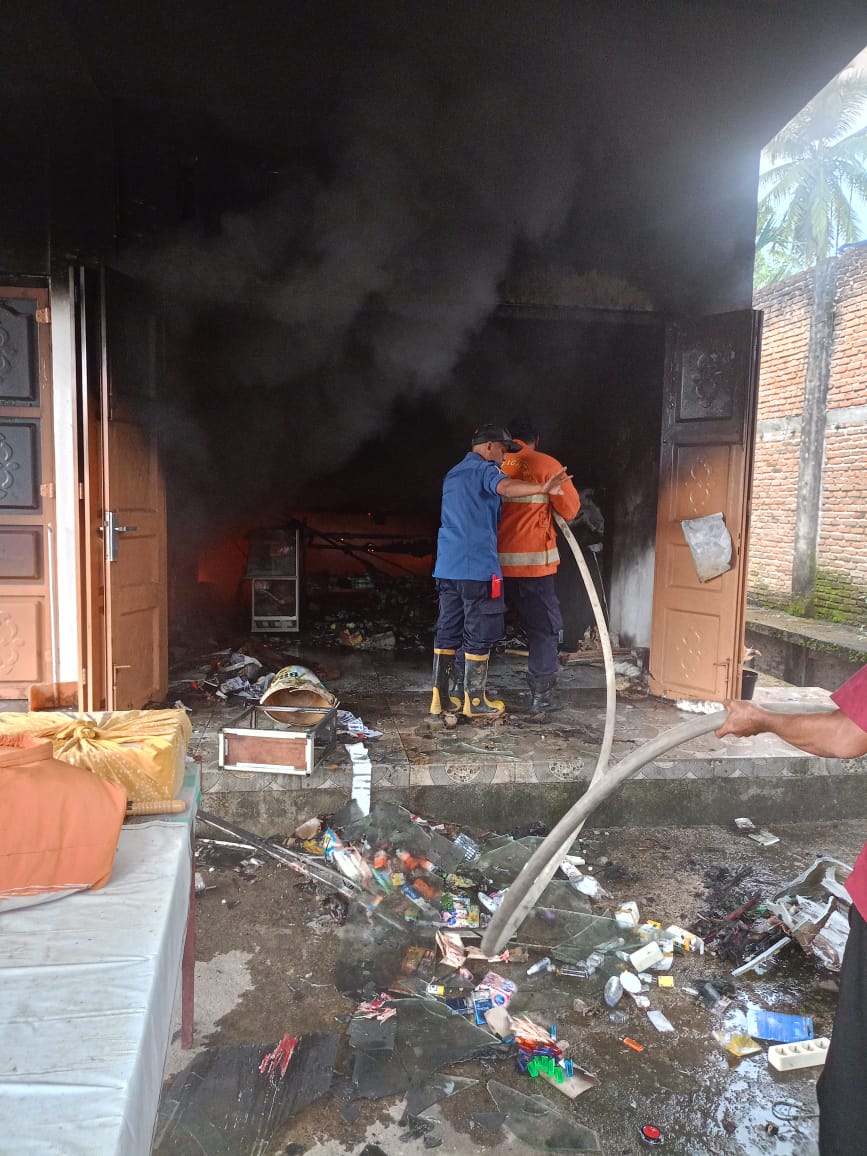 Personel Damkar Agam berjibaku memadamkan yang membakar satu unit ruko permanen dua pintu di Batuhampar, Kampung Tangah, Lubukbasung, Agam, Kamis (8/1) sore.