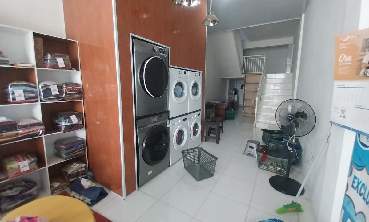 Salah satu usaha laundry di Jl Gajah Mada Gunung Pangilun, Kota Padang. (Foto: Mengki Kurniawan/Padeks)