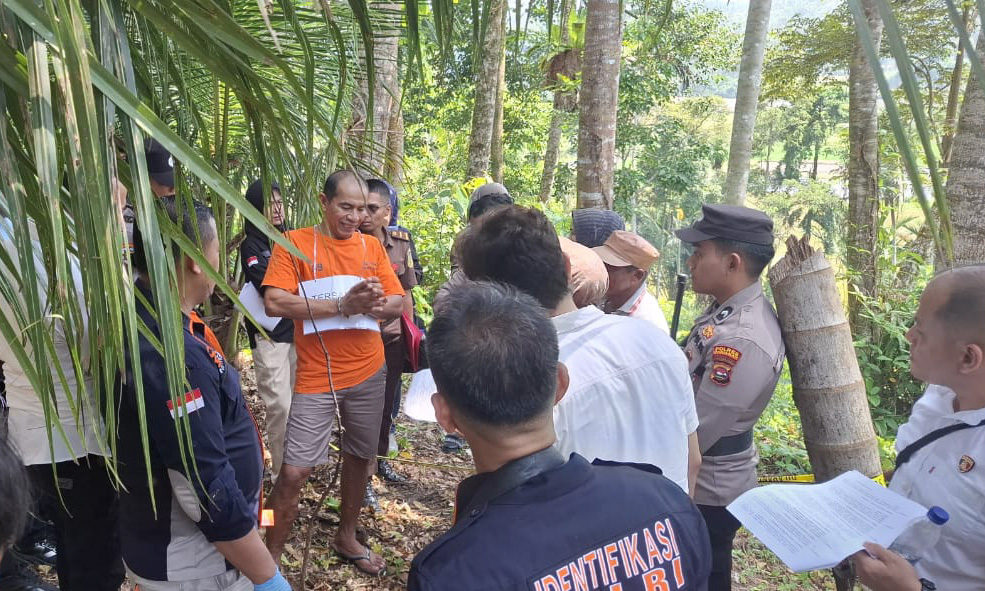 Polres Pariaman merekonstruksi 13 adegan kasus pembunuhan F di Gasangadang. Pelaku ED diperiksa terkait motif sakit hati usai putrinya diduga dicabuli korban.