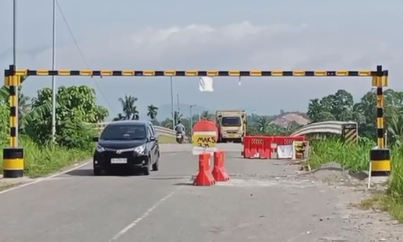 Pemkab Padangpariaman memasang portal pembatas di Jembatan Kampuang Apa untuk cegah truk berat melintas demi menjaga akses vital tiga nagari.