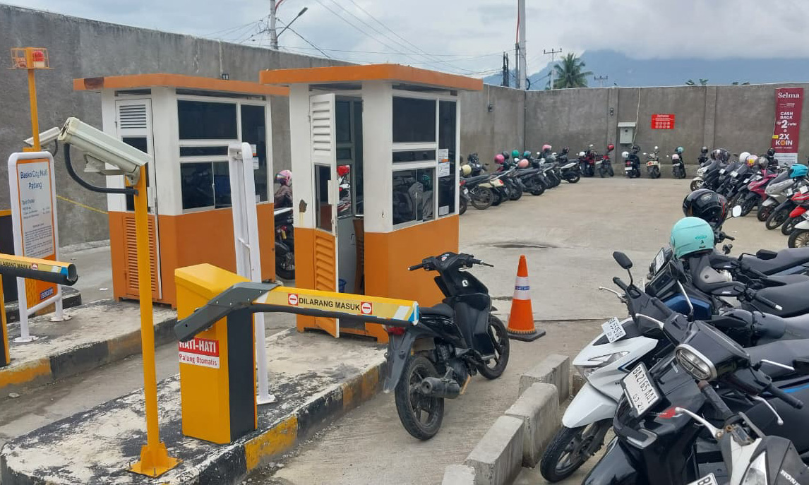 Pengunjung keluhkan tarif parkir progresif BCM Padang yang dinilai mahal, memicu warga memilih parkir di bahu jalan dan menyebabkan kemacetan.(Foto: Mengki Kurniawan/Padeks)