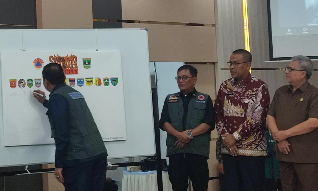 BNPB dan Pemda Sumbar bahas R3P untuk pemulihan 13 daerah terdampak bencana, termasuk percepatan huntara-huntap dan rencana pergeseran anggaran APBD.