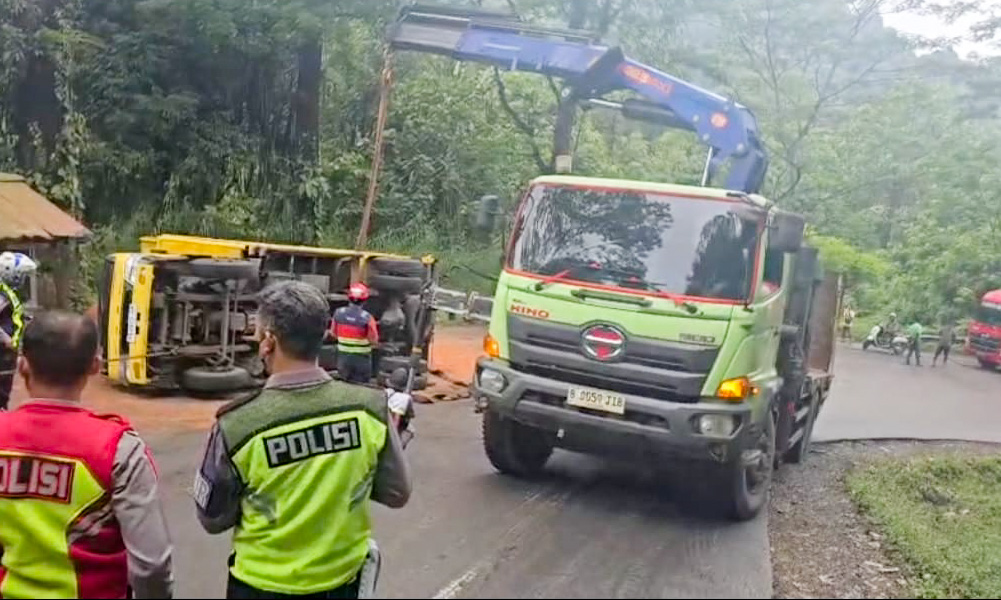 Truk bermuatan serbuk kayu terguling di Sitinjaulauik, Padang. Polisi sebut diduga patah sumbu di tanjakan. Arus sempat macet, kini normal kembali.