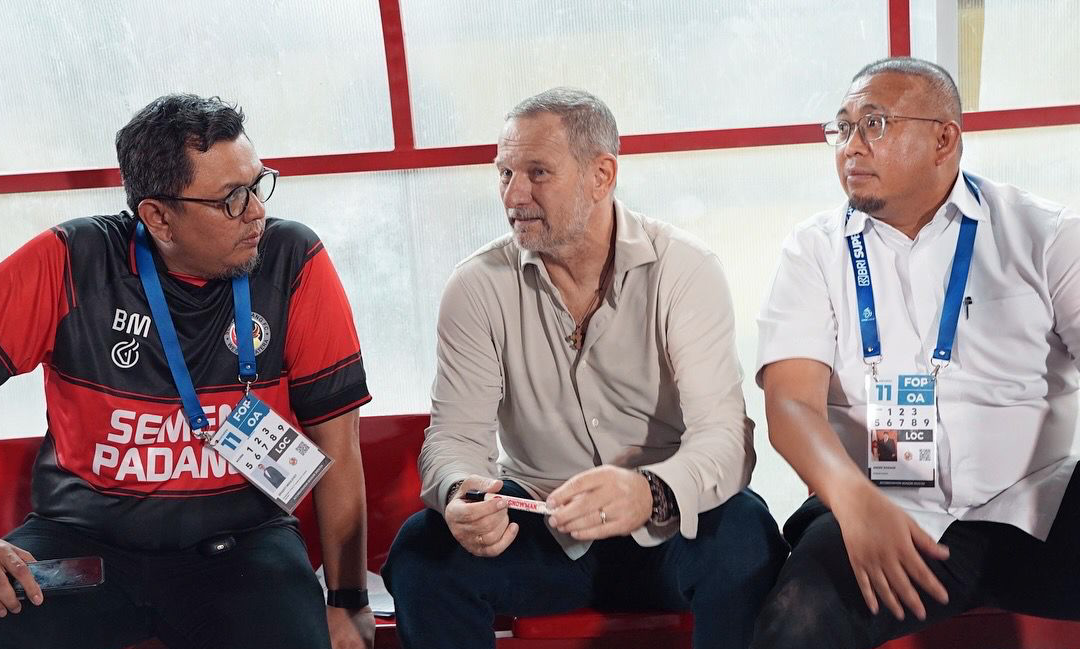 Komisaris Semen Padang FC, Braditi Moulevey, pelatih kepala Semen Padang FC Dejan Antonic dan Penasihat Semen Padang FC Andre Rosiade.