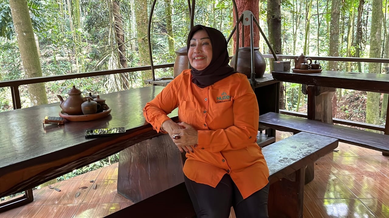 IKHTIAR PULUHAN TAHUN: Rosita Istiawan di kediamannya di tepian hutan yang dia tanam dan rawat di Megamendung, Kabupaten Bogor.