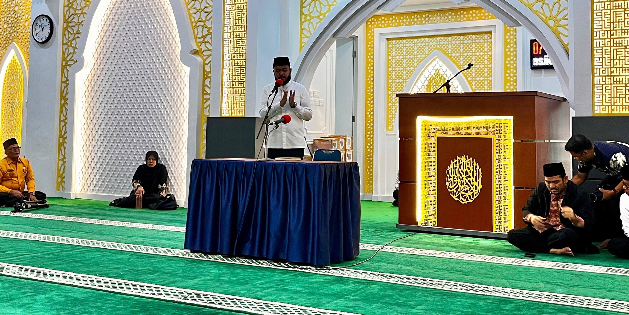 Wali Kota Padang Fadly Amran saat wirid bulanan Pemko Padang di Masjid Nurul Iman Padang, Jumat (9/1/2026).
