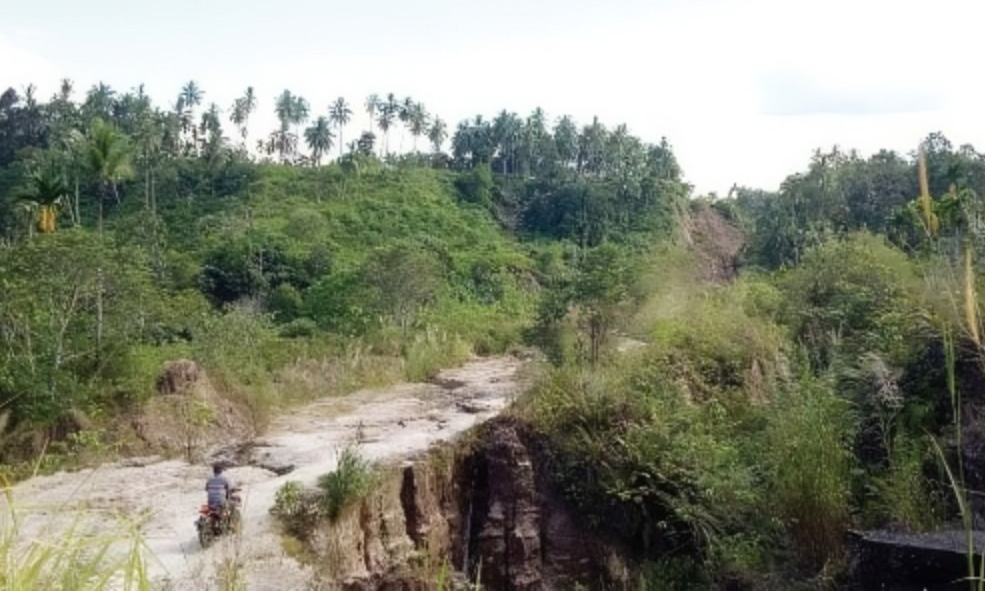 Warga Parikmalintang keluhkan Jalan Lingkar Duku&ndash;Sicincin (JLDS) rusak dan belum tuntas. Pemkab Padangpariaman ajukan kelanjutan proyek ke Pemprov Sumbar dan PUPR.