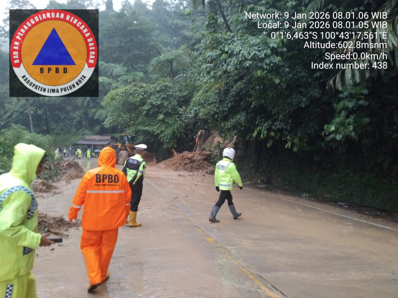 Akses jalan nasional penghubung Sumatera Barat&ndash;Riau kembali normal usai longsor yang terjadi di Nagari Koto Alam, Kecamatan Pangkalan Koto Baru, Kabupaten Limapuluh Kota, Jumat (9/1).