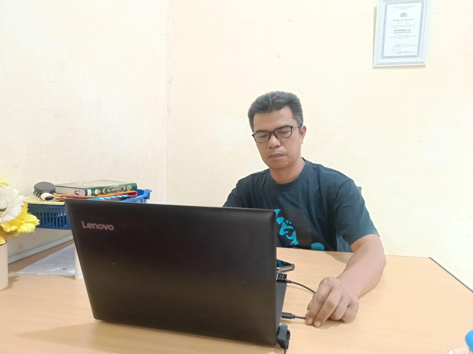 KINERJA: Kasat Resnarkoba Polres Agam Iptu Herwin saat memaparkan jumlah kasus yang berhasil diungkap selama 2025, di ruang kerjanya di Mapolres Agam, Kamis (8/1).