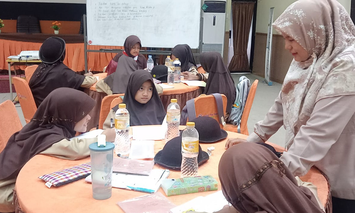 Siswa SD Bustanul Ulum dipindahkan belajar ke Diklat PT Semen Padang setelah akses menuju sekolah terputus akibat banjir Batu Busuk akhir 2025.