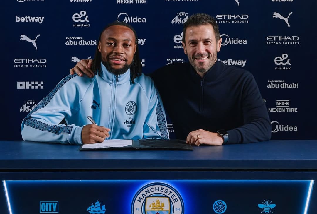 Antoine Semenyo tandatangani kontrak resmi bersama Manchester City di Etihad Stadium 2026. (Foto: Instagram @mancity)