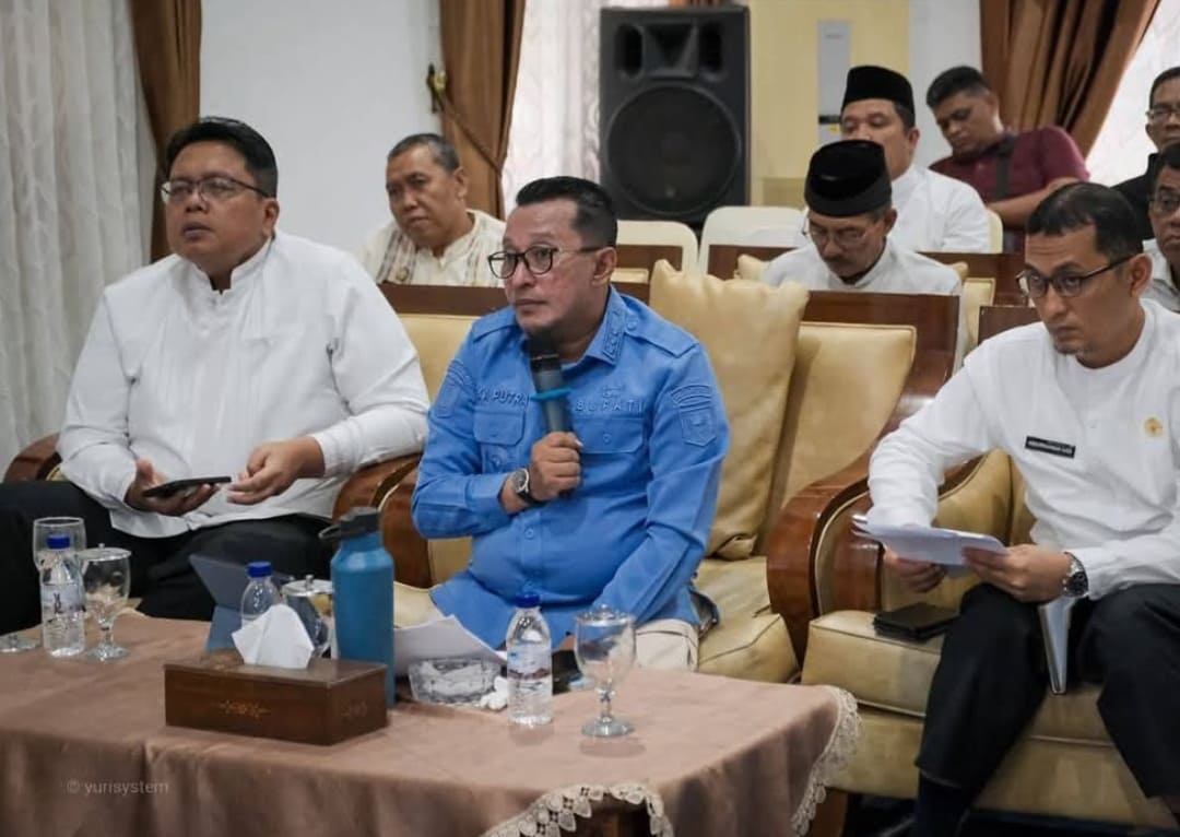 Bupati Tanahdatar Eka Putra memaparkan kondisi pasca bencana, didampingi Wakil Bupati dan OPD terkait, dalam Rakor virtual bersama Mendagri Tito Karnavian.(Foto: Prokopim)