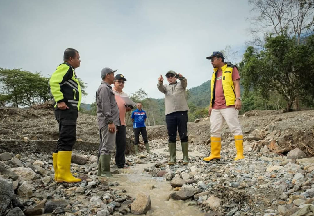 Bupati Tanahdatar Eka Putra saat meninjau kerusakan infrastruktur di Nagari Guguak Malalo, beberapa waktu lalu.(Foto: Dok. Prokopim)
