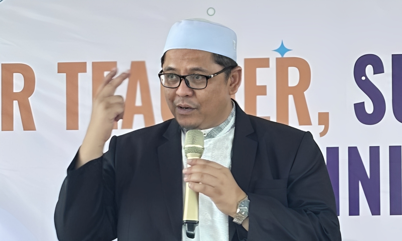 Ustadz Irwandi ingatkan warga agar tidak mengaitkan air sinkhole Situjuah dengan hal mistis dan menekankan pentingnya kajian ilmiah demi keselamatan.
