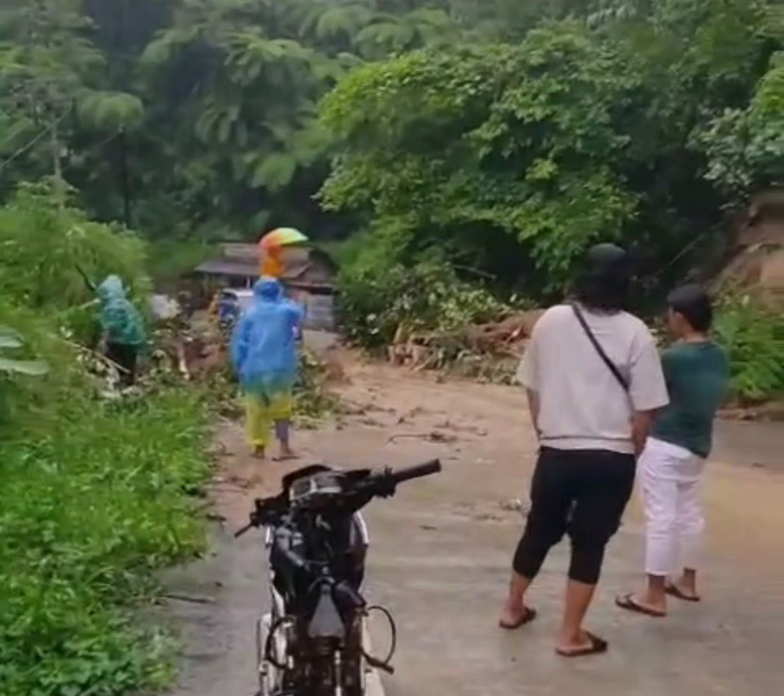 Akses Jalan Nasional yang menghubungkan Provinsi Sumatera Barat dengan Riau sempat terputus akibat peristiwa longsor yang terjadi di Nagari Koto Alam, Kecamatan Pangkalan Koto Baru.