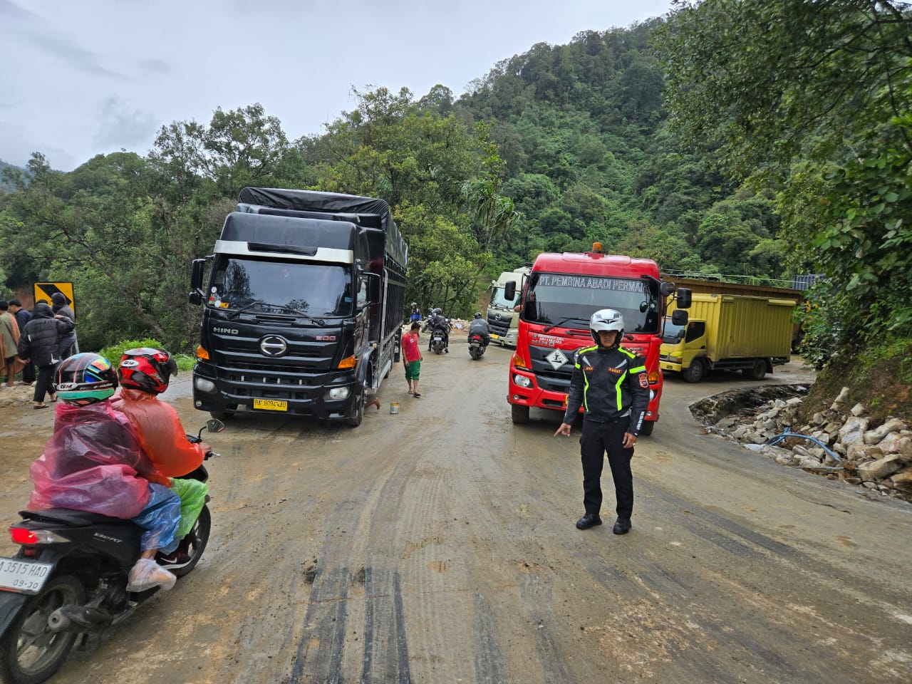 Jalur Padang-Solok kembali dibuka dua arah setelah evakuasi truk pengangkut crane di Kelok Banto selesai, Jumat (9/1/2026).