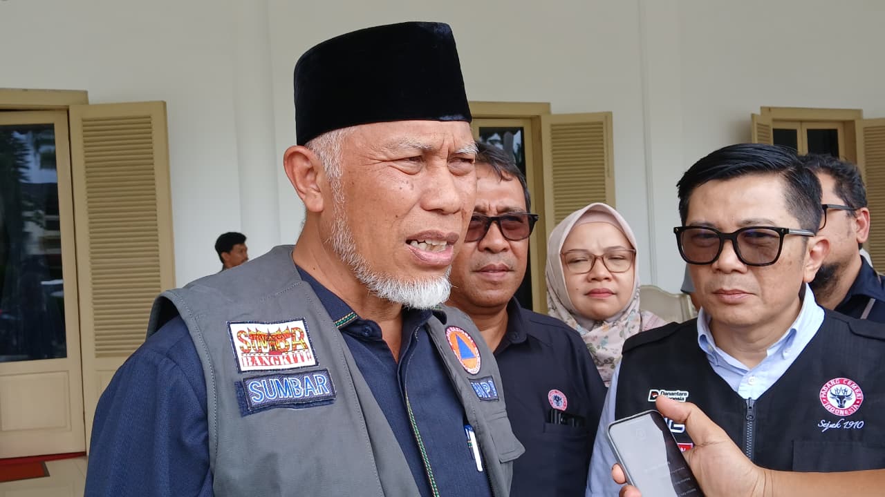 Gubernur Sumbar, Mahyeldi saat memberikan keterangan kepada awak media.