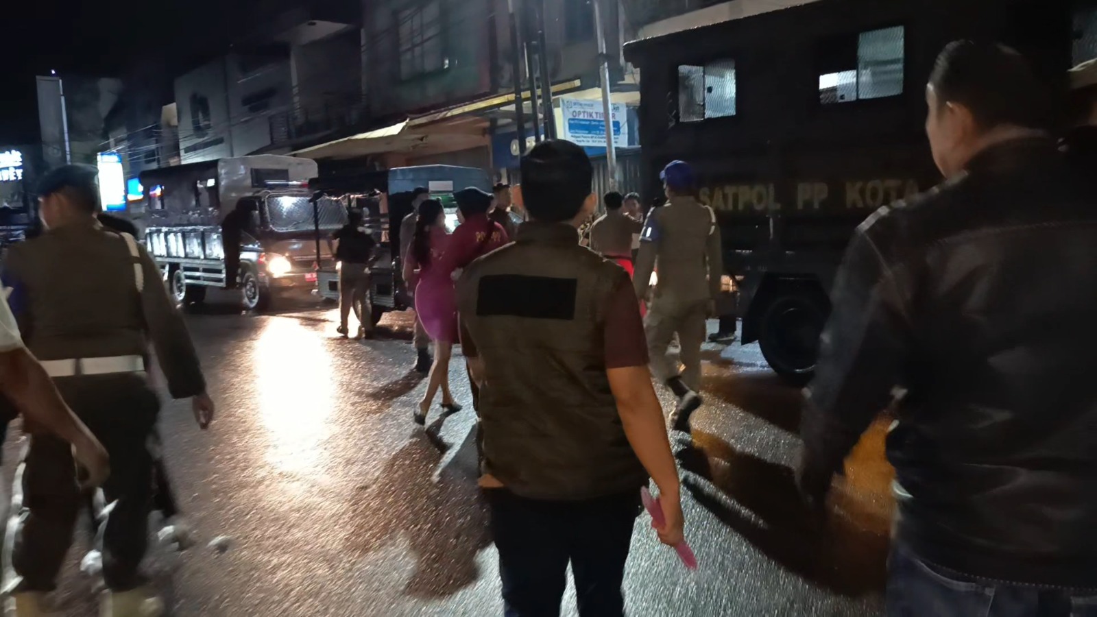 Satpol PP Padang melakukan penertiban terhadap tiga tempat hiburan malam yang melanggar batas operasional, Jumat dini hari (9/1/2026).