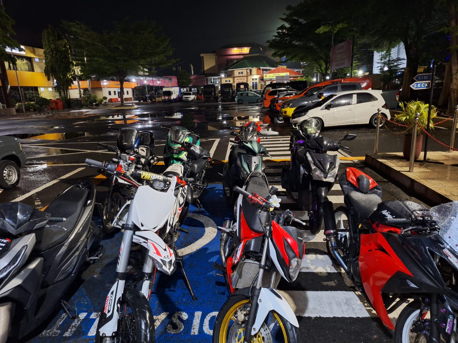 Timsus Bravo Polresta Padang menggelar penertiban kendaraan bermotor di kawasan Khatib Sulaiman, Jumat dini hari (9/1/2026).