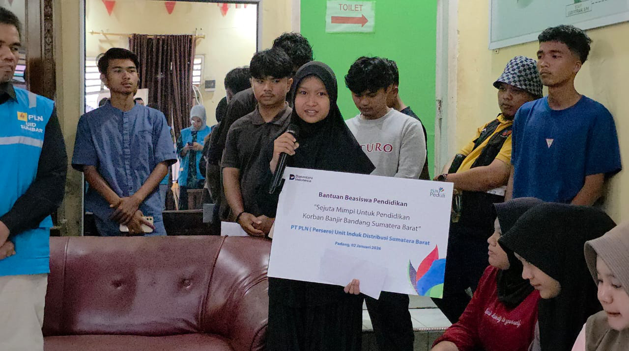 PLN menyalurkan beasiswa bagi anak korban bencana di Palembayan, Agam, melalui program TJSL untuk mendukung keberlanjutan pendidikan.