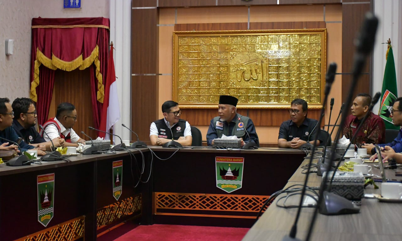SIG, PT Semen Padang, dan 11 distributor menyerahkan 10.000 zak semen kepada Pemprov Sumbar untuk mendukung rehabilitasi dan rekonstruksi pascabencana banjir bandang.