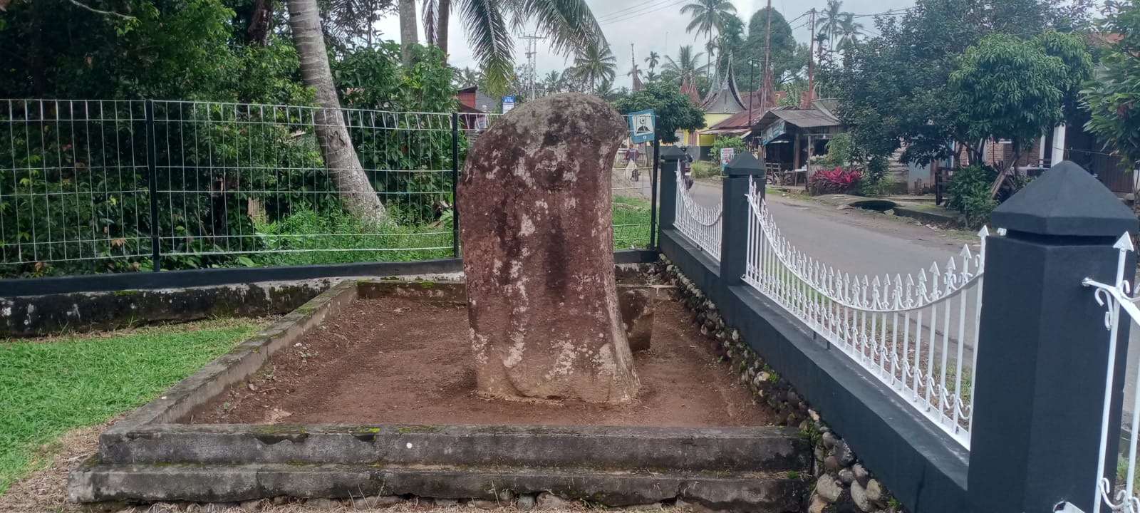 Menhir terbesar yang ada di bagian depan dengan tinggi 170 cm dan lebar 85 cm.