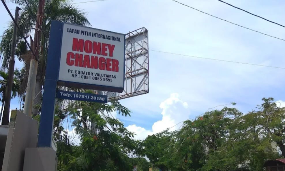Penukaran valas di Padang melonjak 60 persen selama Nataru 2026. Warga banyak memburu Ringgit, Dolar Singapura, dan Baht di tengah kenaikan kurs USD.
