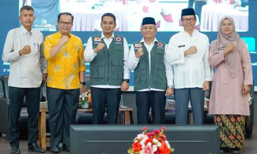 Wako Solok Ramadhani Kirana Putra dan Wawako Suryadi Nurdal didampingi Sekdako Desmon, Ka Bapperida Refendi, Kadis Perkim LH Hanit, Kadistan Ade Kurniati, Kalaksa BPBP Edrizal, Sekdis PUPR Dahwirman.
