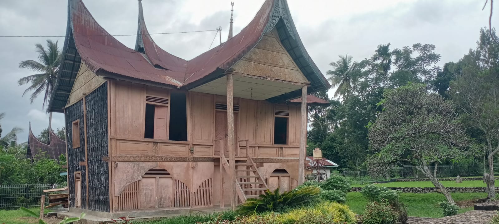 Rumah Gadang yang menjadi pusat penyimpanan arsip dan catatan terkait Menhir Belubus.