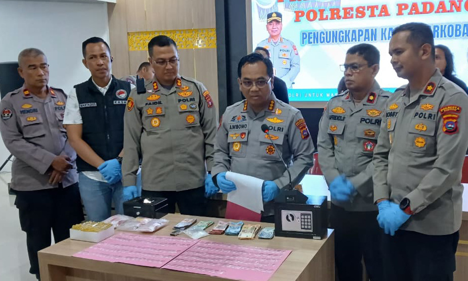Polresta Padang gelar konfrensi pers pengamanan bandar  narkotika jenis sabu yang diungkap oleh Polsek Lubeg.(Foto: Suyudi AP/Padeks)