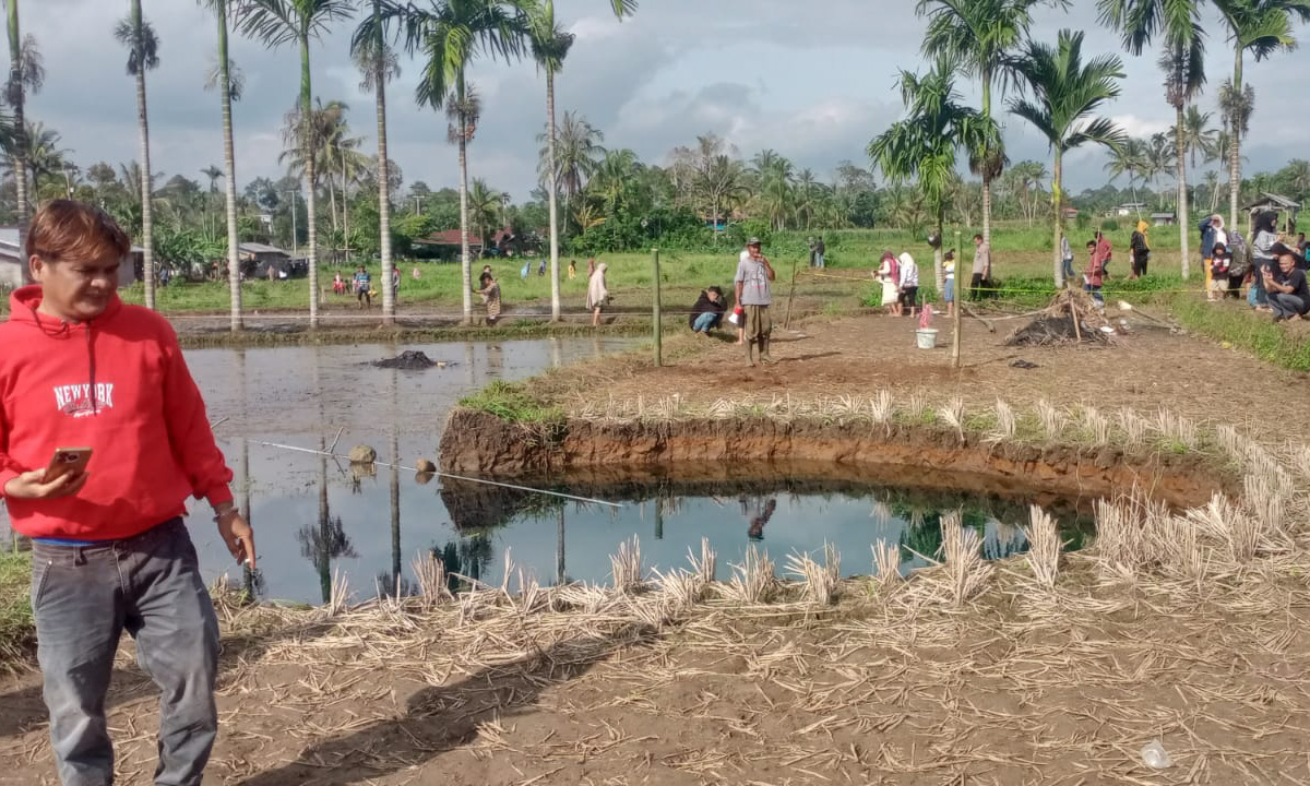 Ahli geologi, Nuzuwir, memperingatkan potensi gerakan tanah di Situjuah Batua setelah munculnya sinkhole. Pemerintah diminta lakukan kajian teknis dan mitigasi. (Foto: Irfan/Padeks)