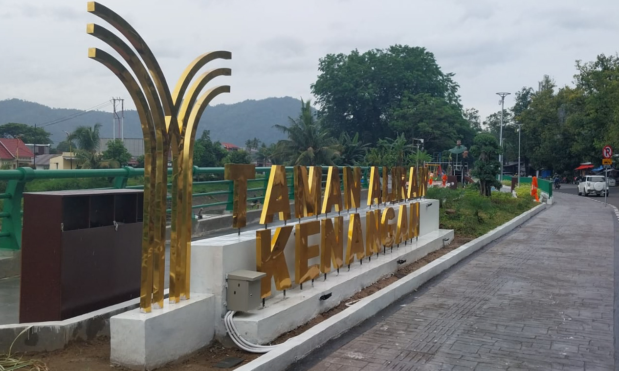 Taman Aliran Kenangan di Seberang Padang resmi hadir dengan fasilitas publik lengkap. Warga antusias, kawasan kumuh berubah menjadi ruang hijau dan destinasi baru. (Foto: Mengki Kurniawan/Padeks)