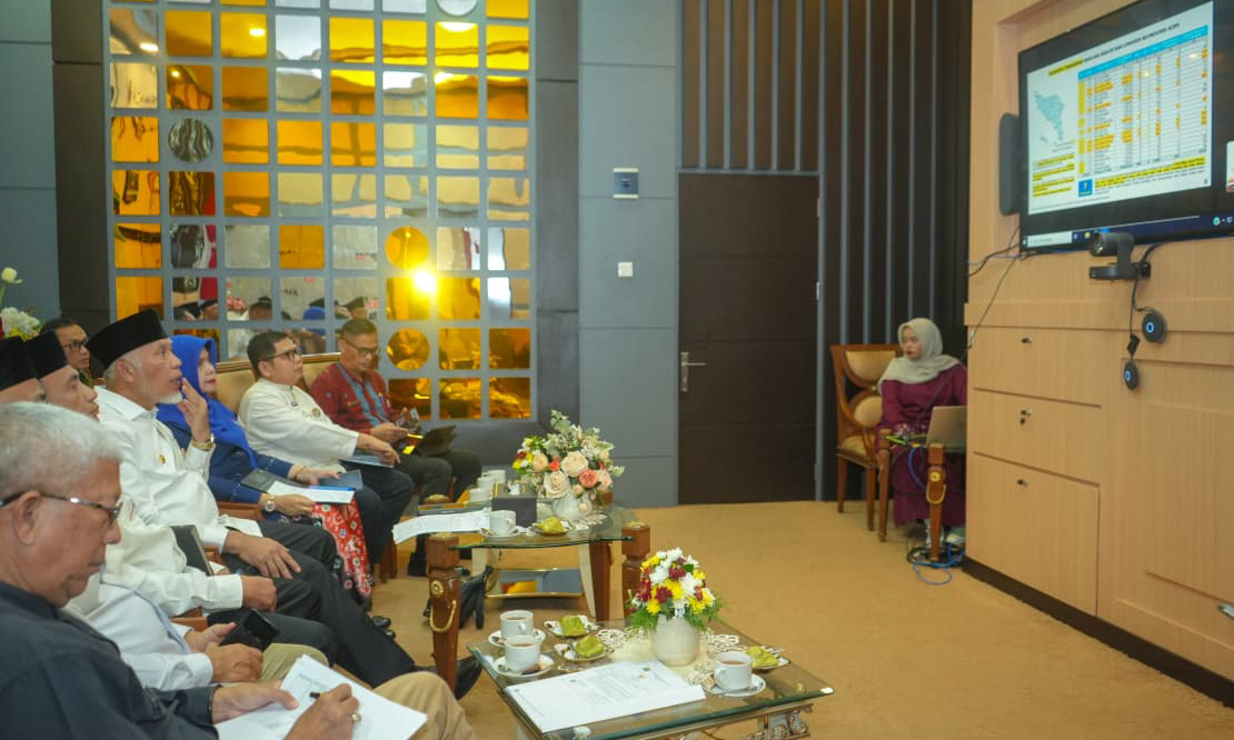 Pemprov Sumbar melaporkan 296.345 warga terdampak bencana hidrometeorologi dengan kerugian Rp31,8 triliun dalam rakor bersama Mendagri.