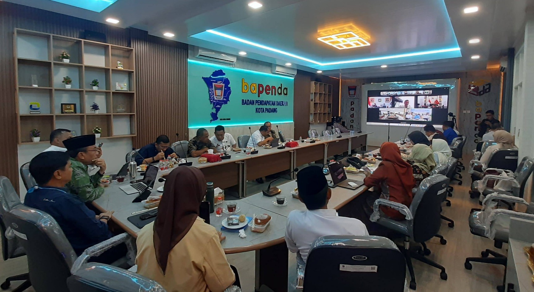 Wakil Wali Kota Padang Maigus Nasir mengikuti Rakor Pemulihan Pasca Bencana Sumatera melalui zoom meeting dari Gedung Bapenda Padang, Jumat (9/1/2026).