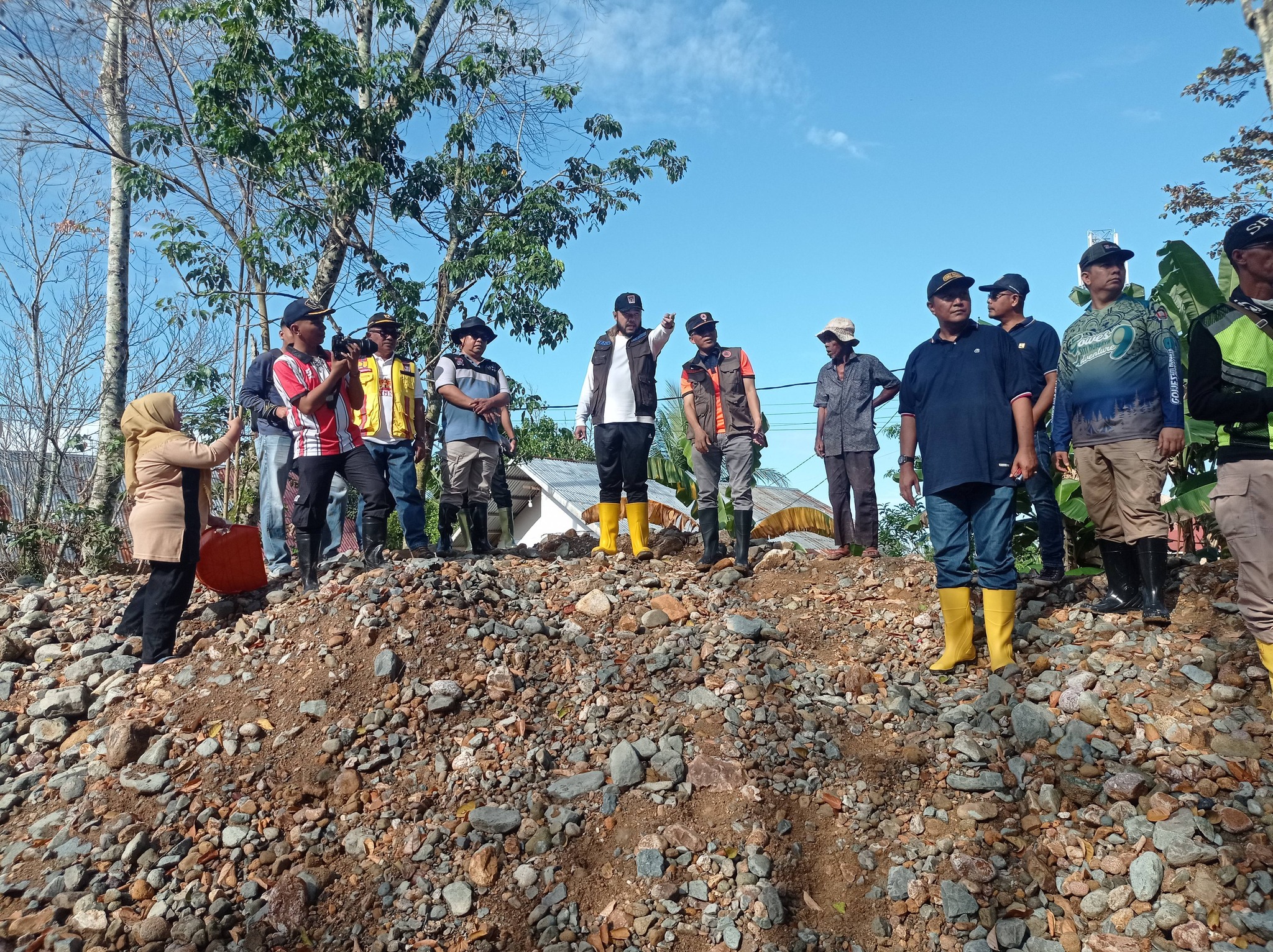 Wali Kota Padang, Fadly Amran meninjau pelaksanaan gotong royong ASN di Pasar Lalang Kelurahan Kuranji, Sabtu (10/1/2026).