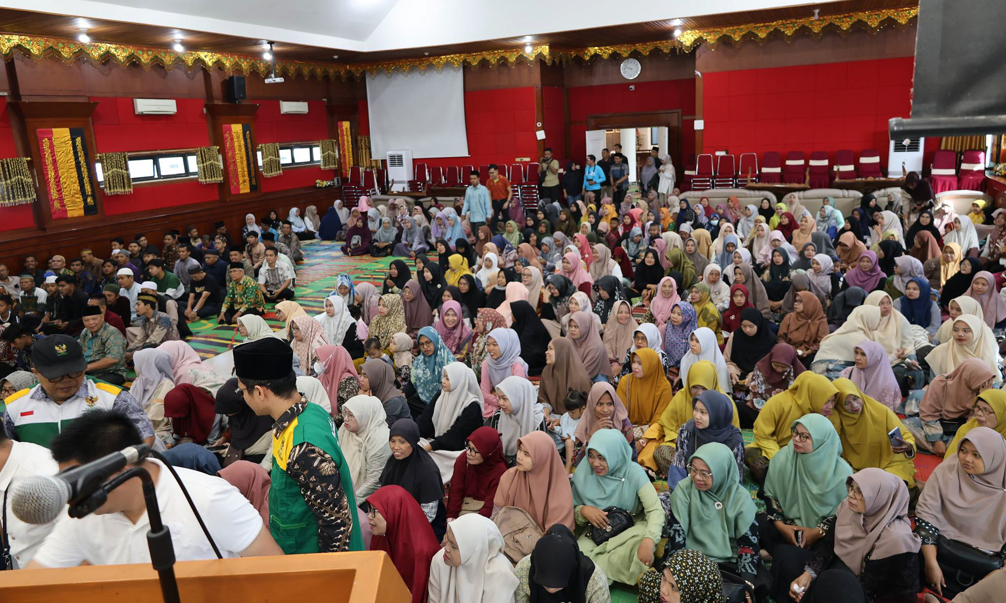 Pemko Pariaman menyalurkan bantuan sembako kepada 500 guru MDTA dan 109 pedagang terdampak bencana hidrometeorologi sebagai upaya pemulihan aktivitas masyarakat.