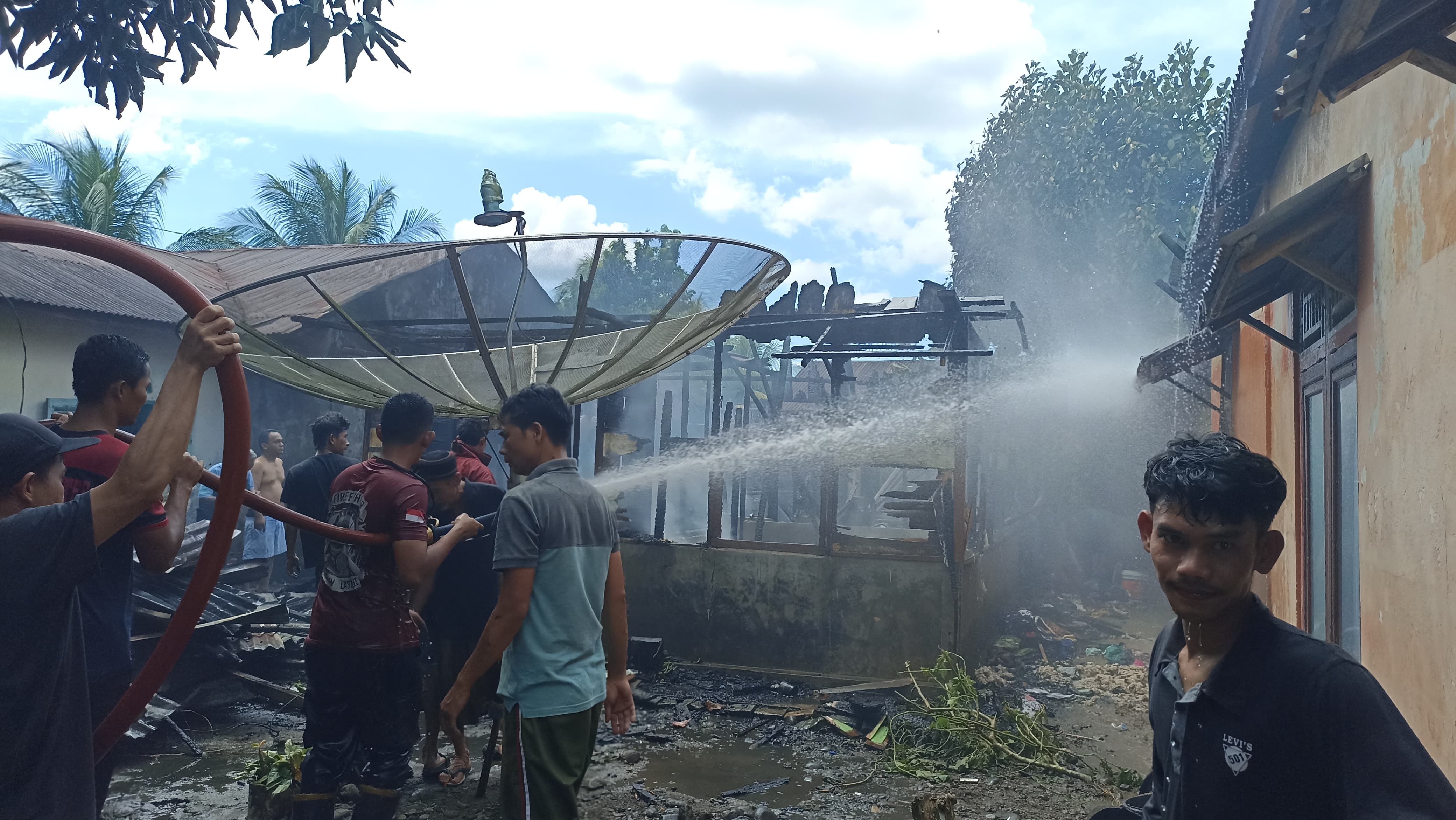 Sebuah rumah semi permanen di Ujung Gading terbakar diduga akibat korsleting listrik. Empat motor hangus, kerugian ditaksir Rp150 juta. (Foto: Fadli Zikri/Padeks)