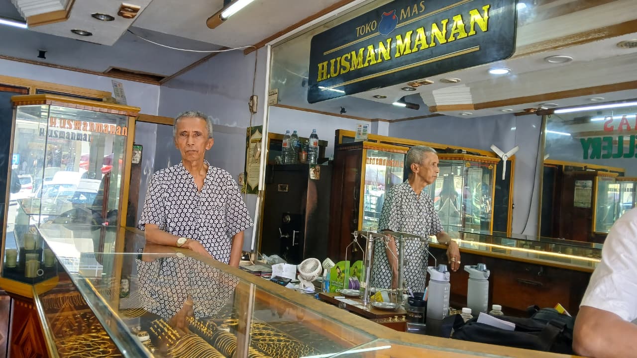 Harga emas di Pasar Raya Padang naik menjadi Rp 2,42 juta per gram pada 10 Januari 2026. (Foto: Suyudi/Padeks)