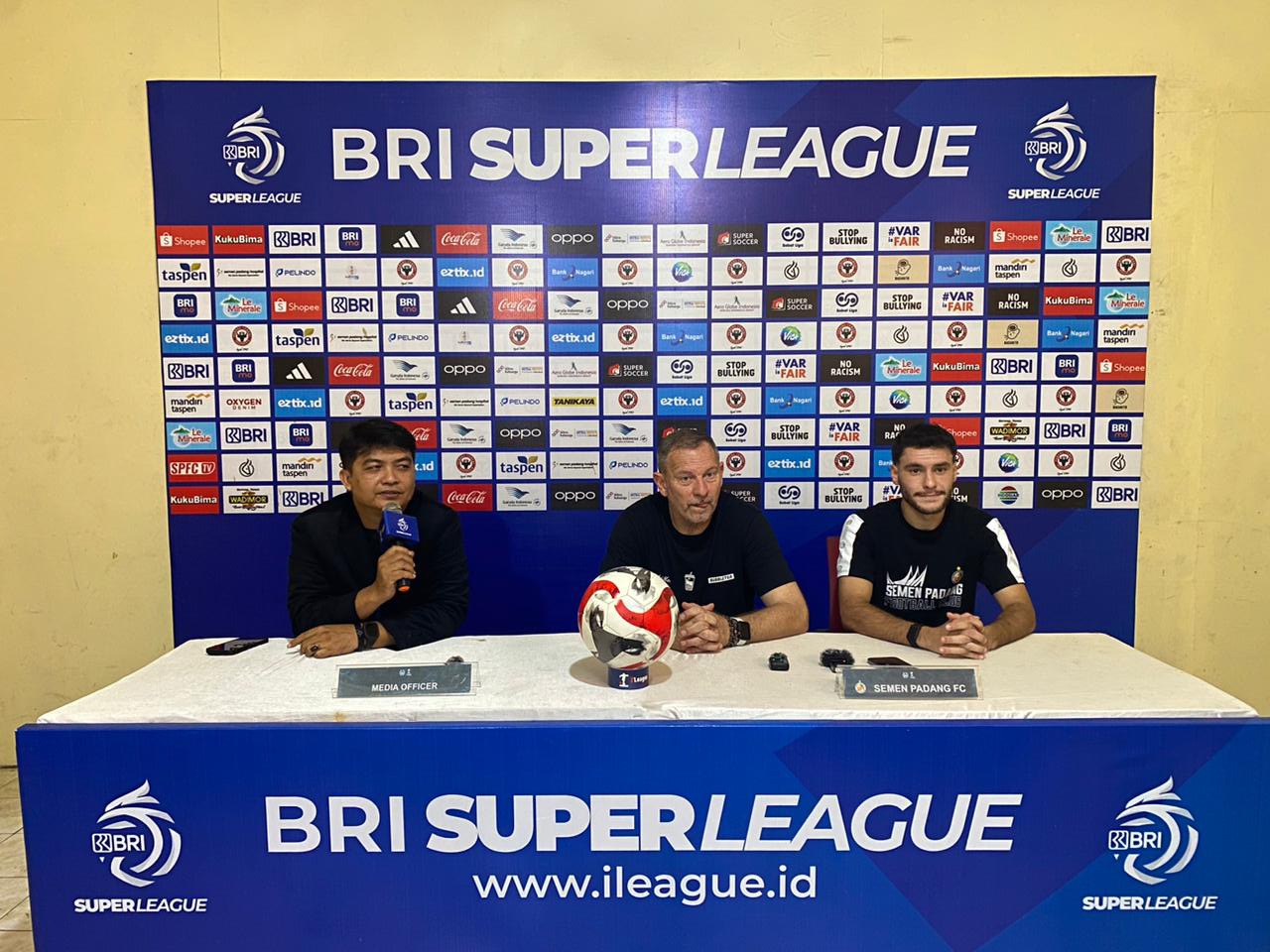 Pelatih Semen Padang FC, Dejan Antonic saat memberikan keterangan kepada awak media jelang pertandingan lawan Persis Solo.