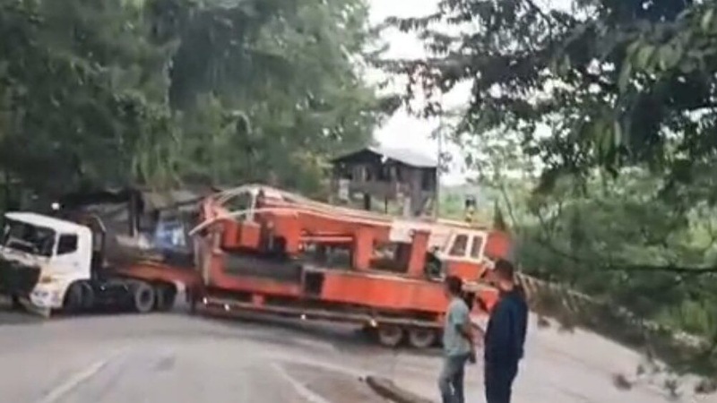 Mobil pengangkut alat berat rusak di tanjakan Panorama Satu, Padang, Sabtu (10/1/2026).