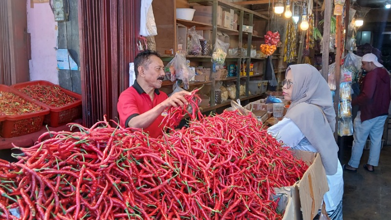 Harga cabai di Pasar Raya Padang stabil setelah pasokan melimpah dari berbagai daerah, Sabtu (10/1/2026). (Foto: Suyudi/Padeks)
